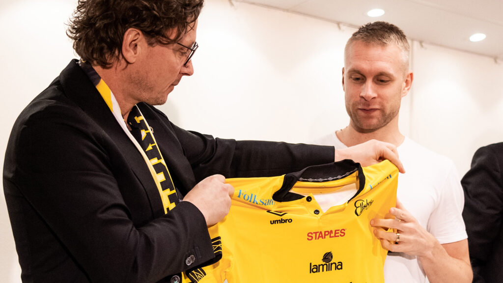 200226 klubbchef Stefan Andreasson överlämnar Elfsborgströjan till Johan Larsson med ordförande Sune Lundqvist och manager Jimmy Thelin under en presskonferens för det allsvenska fotbollslaget Elfsborg den 26 februari 2020 i Borås.