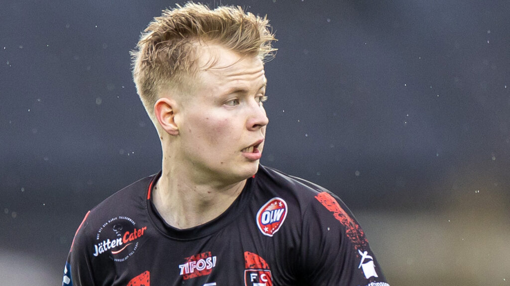 240329 Trollhättans Kevin Liimatainen under fotbollsmatchen i Ettan södra mellan Falkenberg och Trollhättan den 29 mars 2024 i Falkenberg.