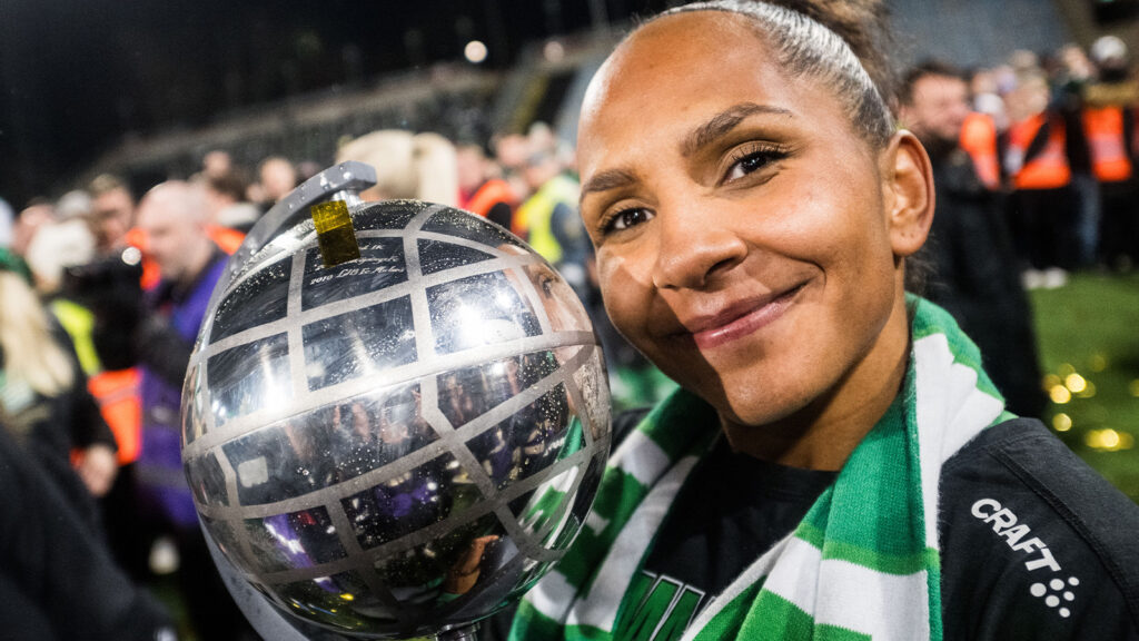 231111 Hammarbys Madelen Janogy jublar efter fotbollsmatchen i Damallsvenskan mellan IFK Norrköping och Hammarby den 11 november 2023 i Norrköping.