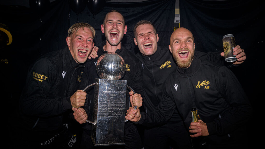 251109 Mjällbys Herman Johansson, Adam Petersson, Jacob Bergström och Viktor Gustafson jublar med Lennart Johanssons pokal efter fotbollsmatchen i Allsvenskan mellan Mjällby och Häcken den 9 november 2025 i Hällevik.