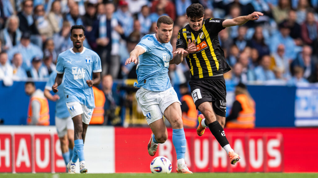 250529 Malmö FFs Gabriel Busanello och Häckens Nikola Mitrovic under finalen i Svenska Cupen mellan Malmö FF och Häcken den 29 maj 2025 i Malmö.