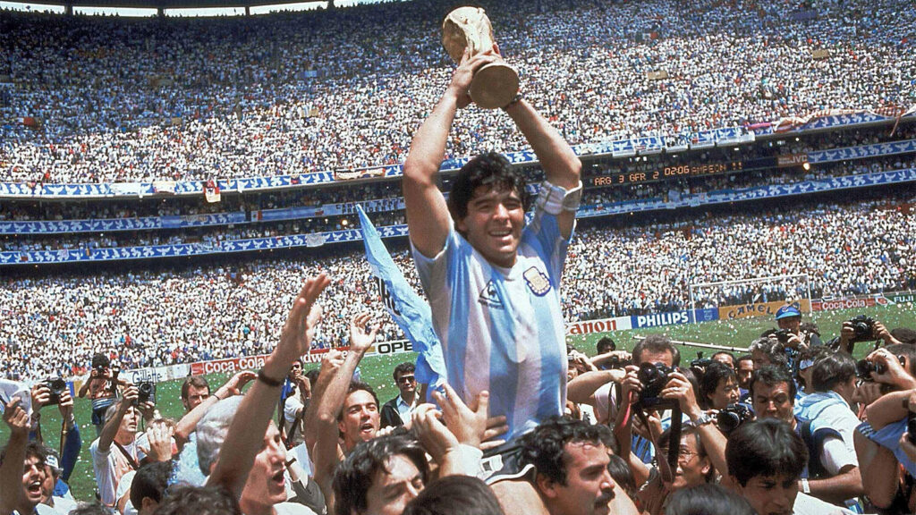 På denna arkivbild från den 29 juni 1986 håller Diego Maradona upp sitt lags trofé efter Argentinas 3-2-seger över Västtyskland i finalen av fotbolls-VM på Aztekastadion i Mexico City. Den argentinske fotbollsstjärnan, som var en av de bästa spelarna någonsin och som ledde sitt land till VM-titeln 1986 innan han senare kämpade med kokainmissbruk och fetma, avled av en hjärtattack onsdagen den 25 november 2020, i sitt hem i Buenos Aires. Han blev 60 år gammal.