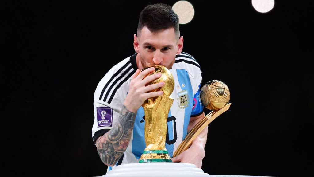 Lusail City, Qatar - 18 december: Lionel Messi firar med VM-pokalen efter finalmatchen i FIFA-VM Qatar 2022.