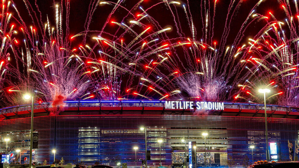 5 september 2012: En allmän vy över pyrotekniken ovanför MetLife Stadium under öppningsmatchen för säsongen 2012 mellan Dallas Cowboys och New York Giants på MetLife Stadium i East Rutherford, NJ.
