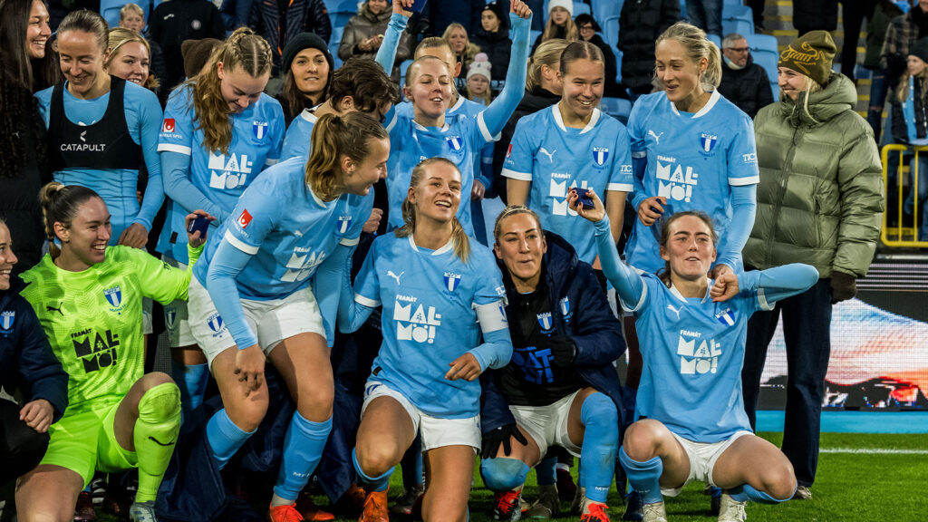 251116 Malmö FFs spelare jublar efter fotbollsmatchen i Damallsvenskan mellan Malmö FF och Vittsjö den 16 november 2025 i Malmö.
