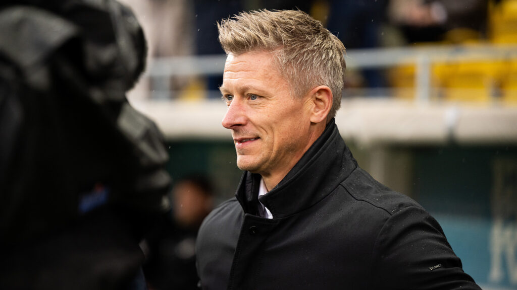 251102 AIKs tränare Mikkjal Thomassen under fotbollsmatchen i Allsvenskan mellan Elfsborg och AIK den 2 november 2025 i Borås.