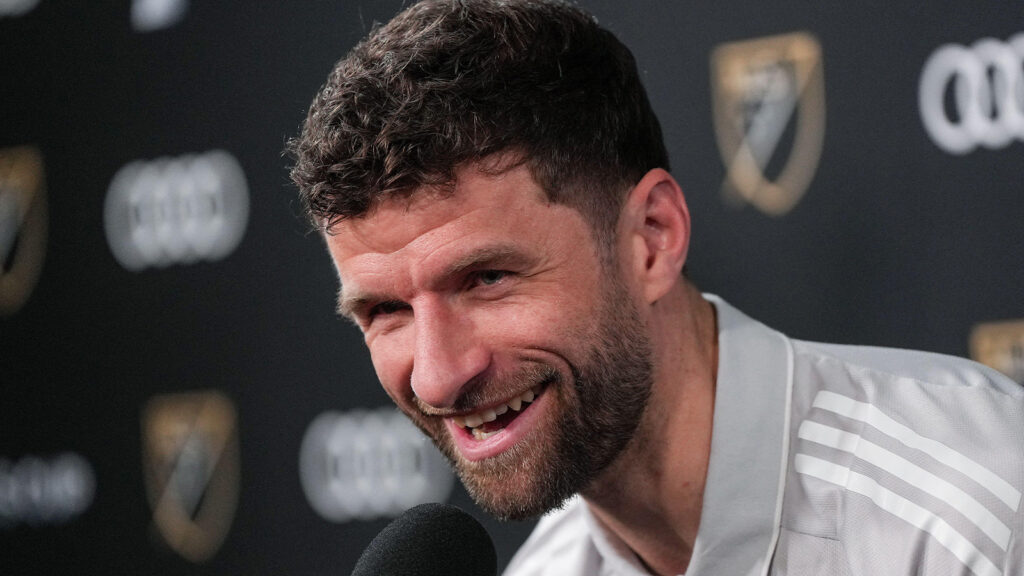 Fort Lauderdale, USA. 4 december 2025. Vancouver Whitecaps Thomas Muller ler under en presskonferens inför finalmatchen i MLS Cup i Fort Lauderdale, Florida, torsdagen den 4 december 2025.