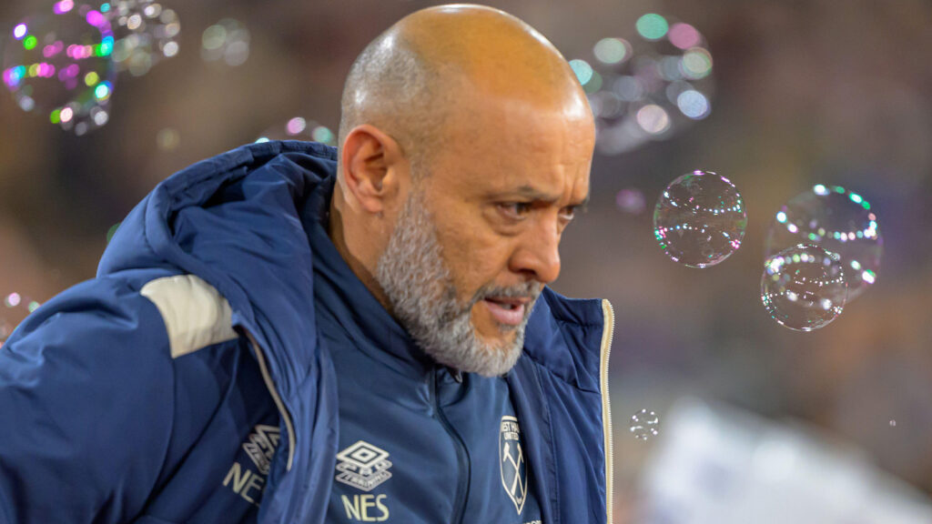 London, Storbritannien. 30 dec, 2025. West Ham Uniteds huvudtränare Nuno Espírito Santo under Premier League-matchen mellan West Ham United och Brighton & Hove Albion på London Stadium i London, England.