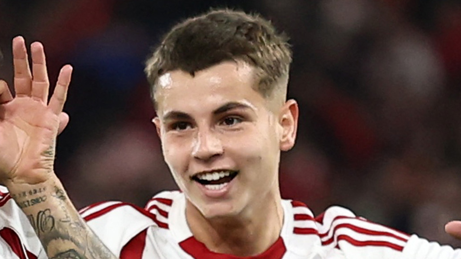 Uppgifter: Storklubbar redo att slåss om Mouzakitis