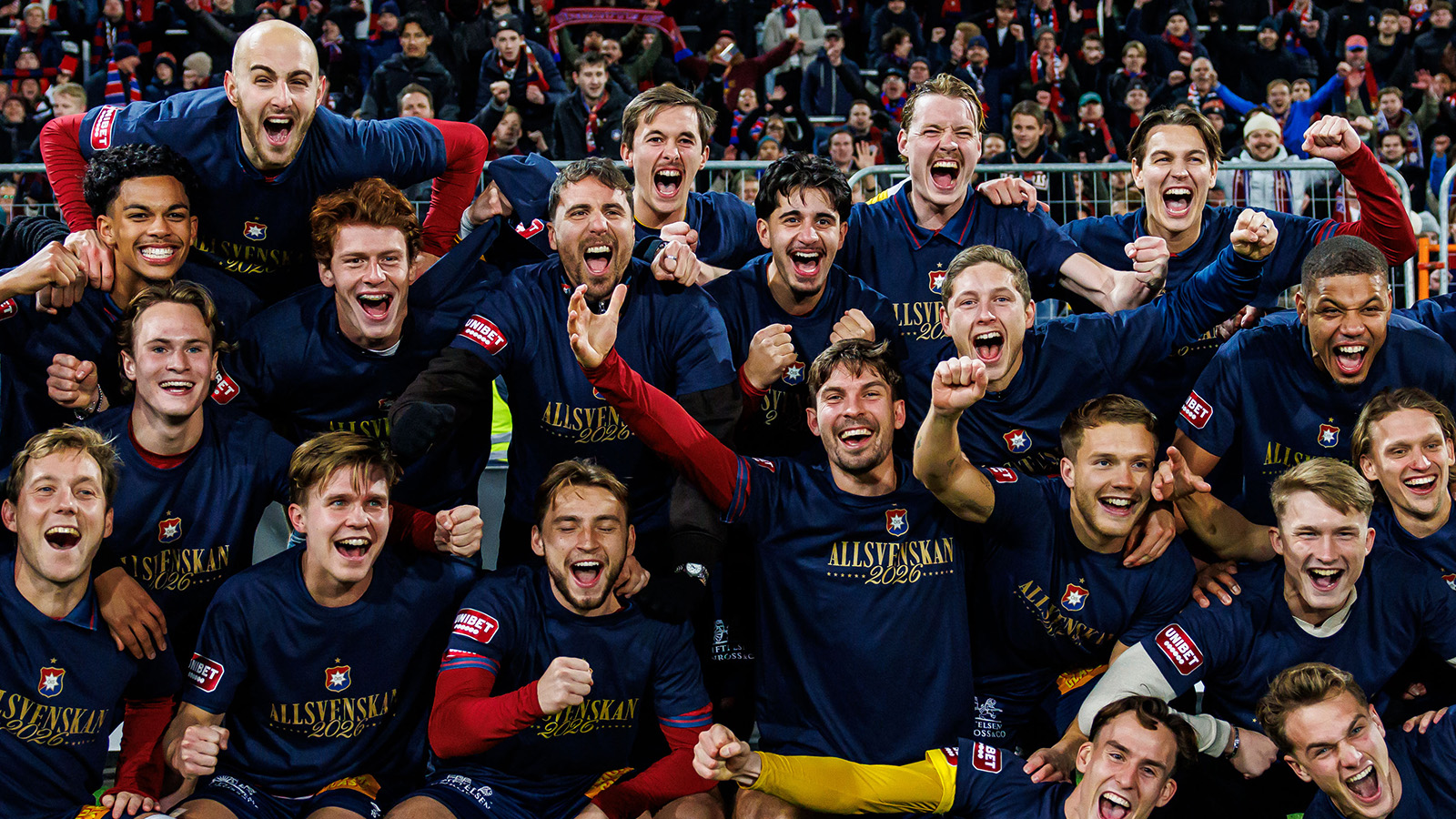 251129 Örgrytes spelare jublar framför supportrarna efter match två i kvalet till Allsvenskan mellan IFK Norrköping och Örgryte den 29 november 2025 i Norrköping.