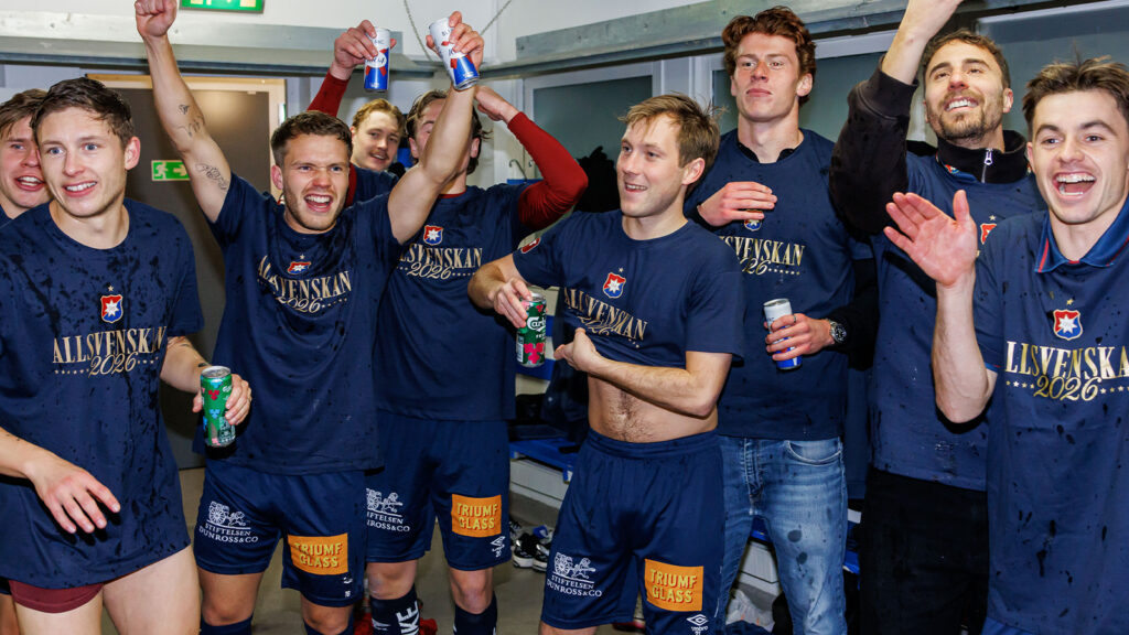 251129 Örgrytes spelare jublar efter match två i kvalet till Allsvenskan mellan IFK Norrköping och Örgryte den 29 november 2025 i Norrköping.
