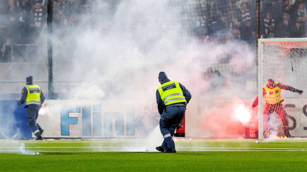 Bild på den inkastade pyrotekniken under matchen mellan IFK Norrköping och Örgryte IS. Foto: Bildbyrån