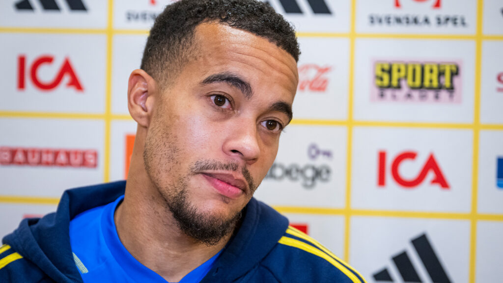 231117 Robin Quaison från det svenska fotbollslandslaget under en mixed zone-session den 17 november 2023 i Stockholm.