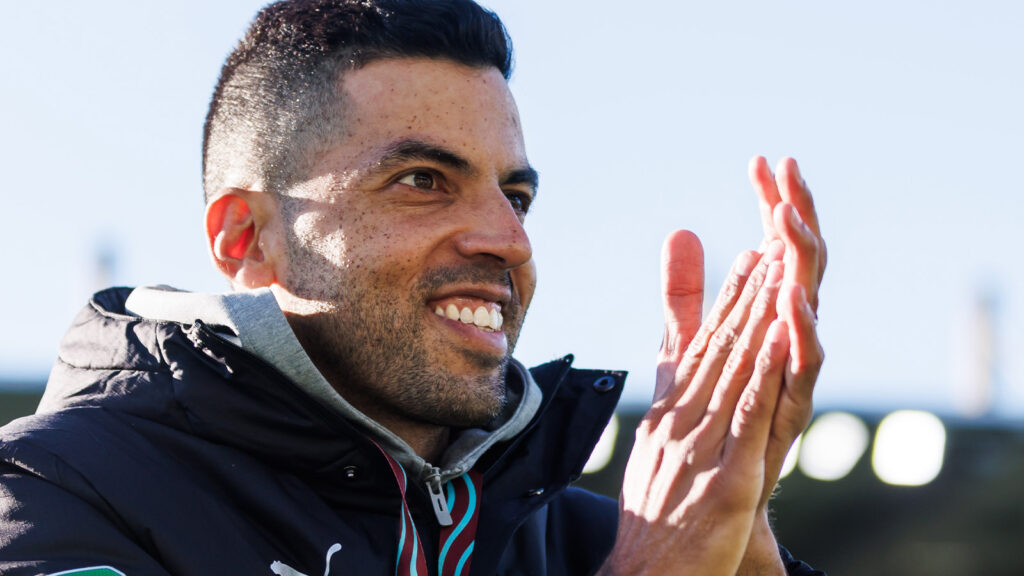 251018 Västerås Pedro Nezio De Araujo Lopes Ribeiro efter fotbollsmatchen i Superettan mellan Västerås och GIF Sundsvall den 18 oktober 2025 i Västerås.