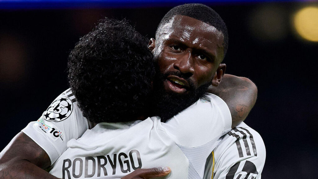 Madrid, Madrid, Spanien. 10 december 2025. Rodrygo Goes från Real Madrid CF firar efter att ha gjort mål tillsammans med Antonio Rudiger från Real Madrid CF under UEFA Champions League-matchen mellan Real Madrid CF och Manchester City FC på Santiago Bernabeu-stadion i Madrid, Spanien, den 10 december 2025.