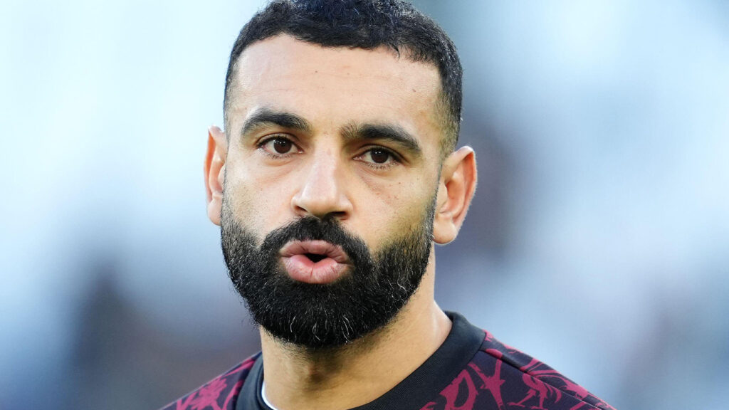 Liverpools Mohamed Salah värmer upp inför avspark före Premier League-matchen på London Stadium.