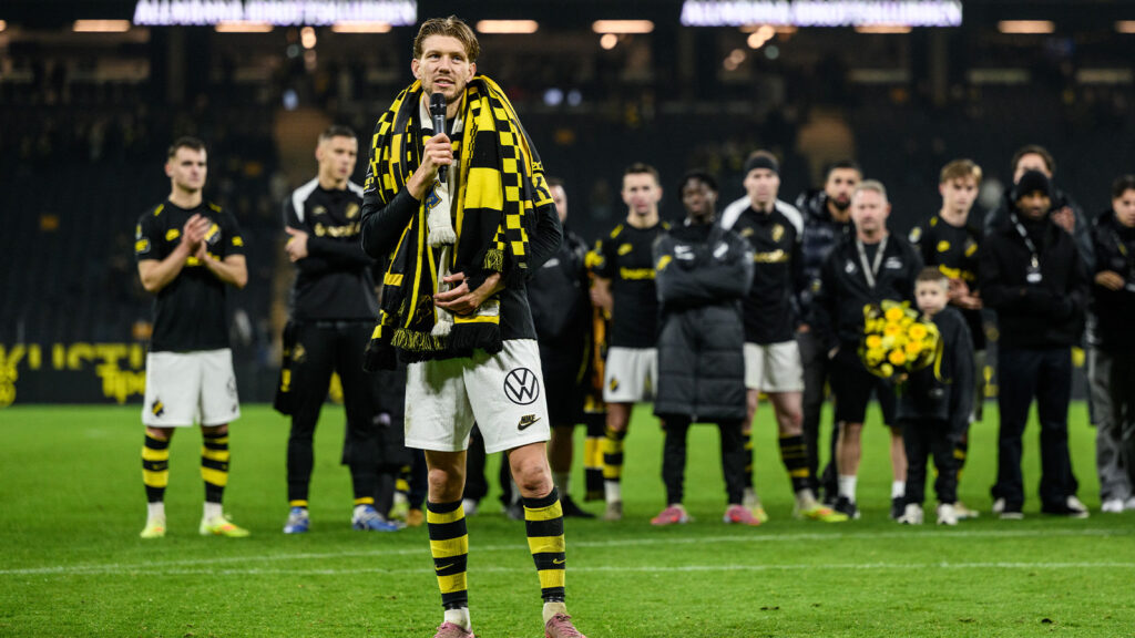 251109 AIKs Anton Salétros efter fotbollsmatchen i Allsvenskan mellan AIK och Halmstad den 9 november 2025 i Stockholm.