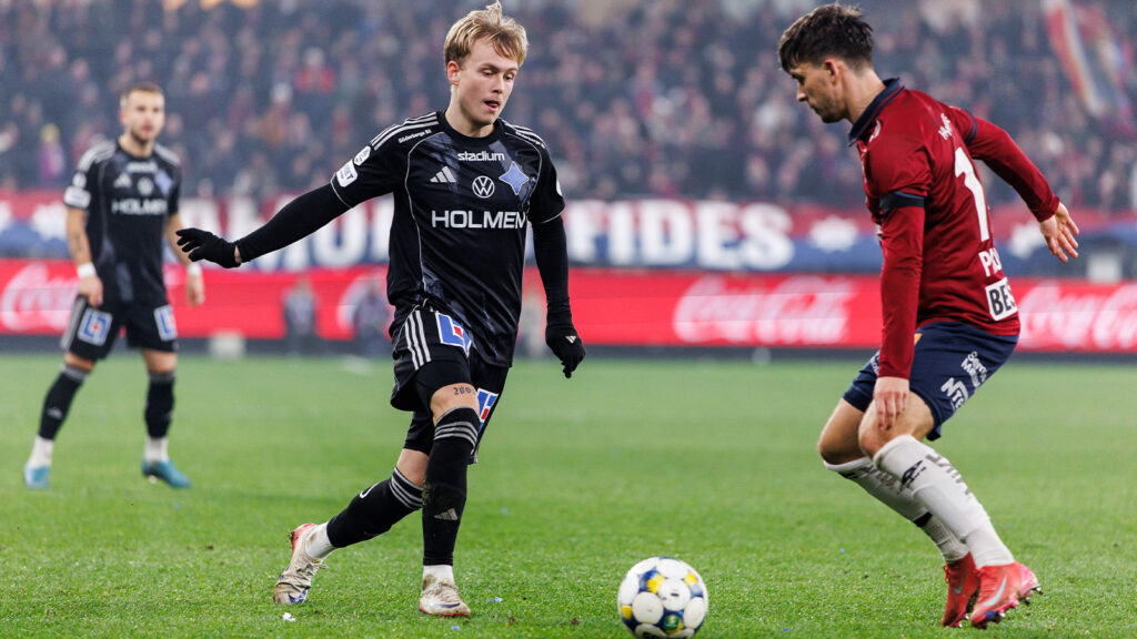 251122 IFK Norrköpings Isak Andri Sigurgeirsson och Örgrytes Daniel Paulson under fotbollsmatchen i kvalet till Allsvenskan mellan Örgryte och IFK Norrköping den 22 november 2025 i Göteborg.