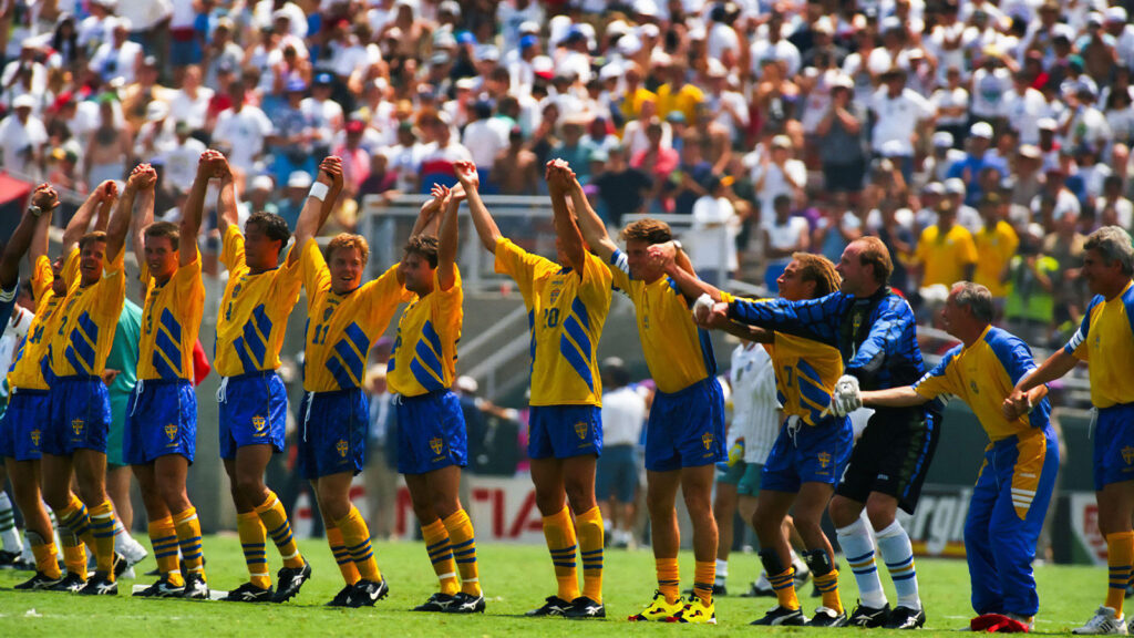 Det svenska laget som kom på tredje plats firar vid VM 1994.