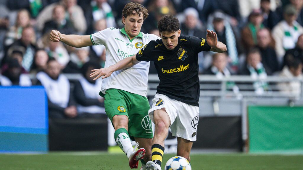 251019 Hammarbys Hampus Skoglund och AIKs Taha Ayari under fotbollsmatchen i Allsvenskan mellan Hammarby och AIK den 19 oktober 2025 i Stockholm.