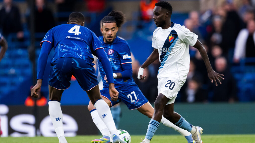 250508 Malo Gusto från Chelsea och Tokmac Nguen från Djurgården under returmötet i semifinalen av UEFA Conference League mellan Chelsea och Djurgården den 8 maj 2025 i London.