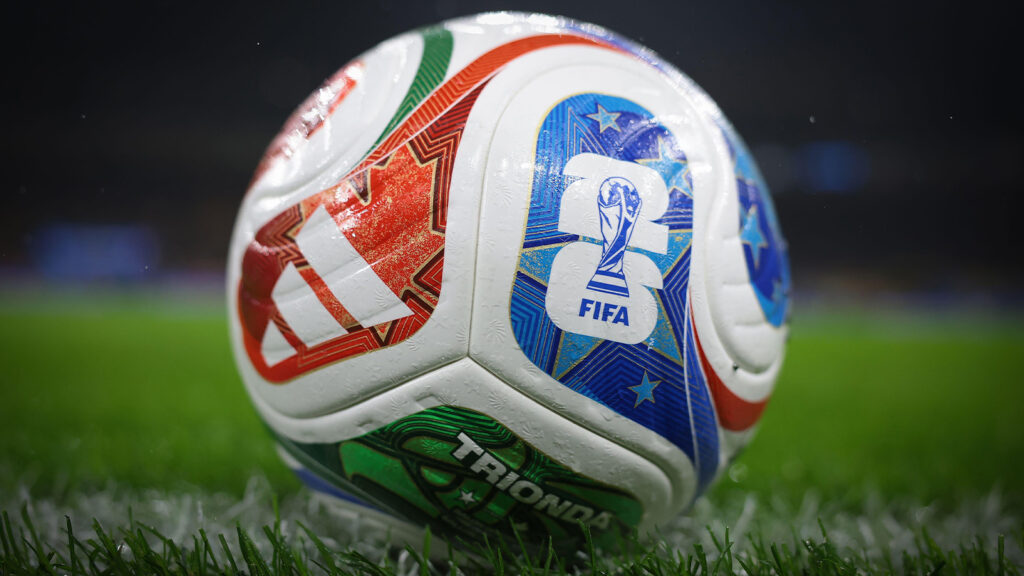 Milano, Italien. 16 nov, 2025. Detaljer om den nya Adidas Trionda, officiella matchbollen för världsmästerskapet i fotboll 2026, före avspark i VM-kvalmatchen mellan Italien och Norge på Giuseppe Meazza, Milano.