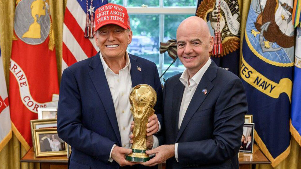 President Donald J. Trump med FIFA:s ordförande Gianni Infantino i Ovala rummet där de tillkännager lottningen för FIFA World Cup 2026. Washington, D.C., augusti 2025.