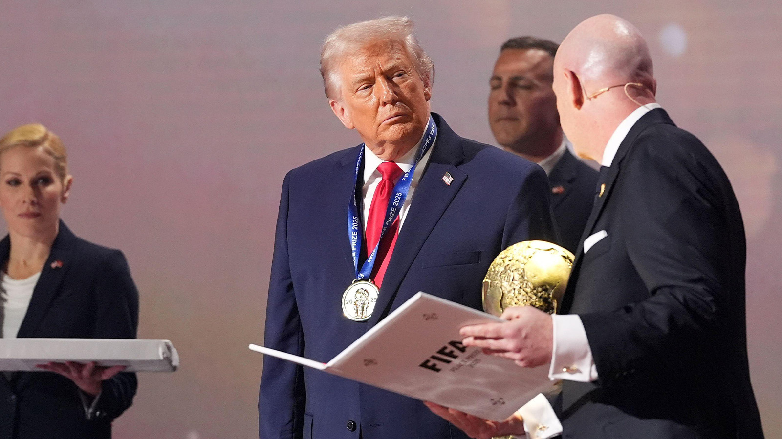 Donald Trump Tilldelas Fifas Fredspris FotbollDirekt donald-trump-tilldelas-fifas-fredspris-fotbolldirekt