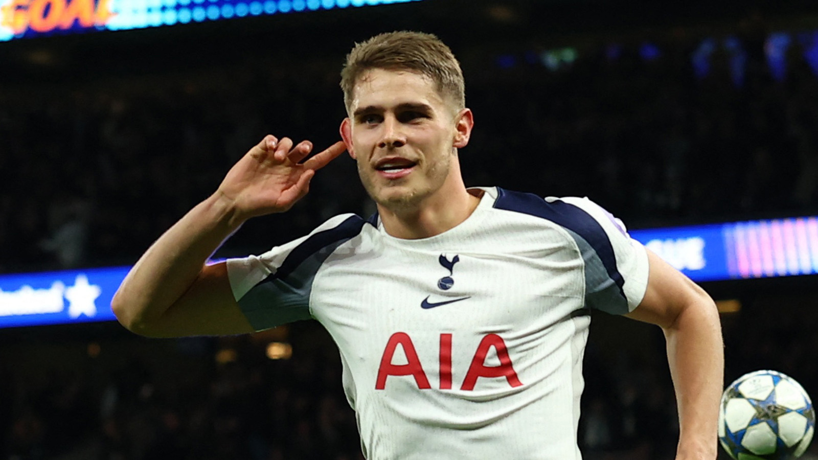 Uppgifter: Tottenham vill förlänga med van de Ven