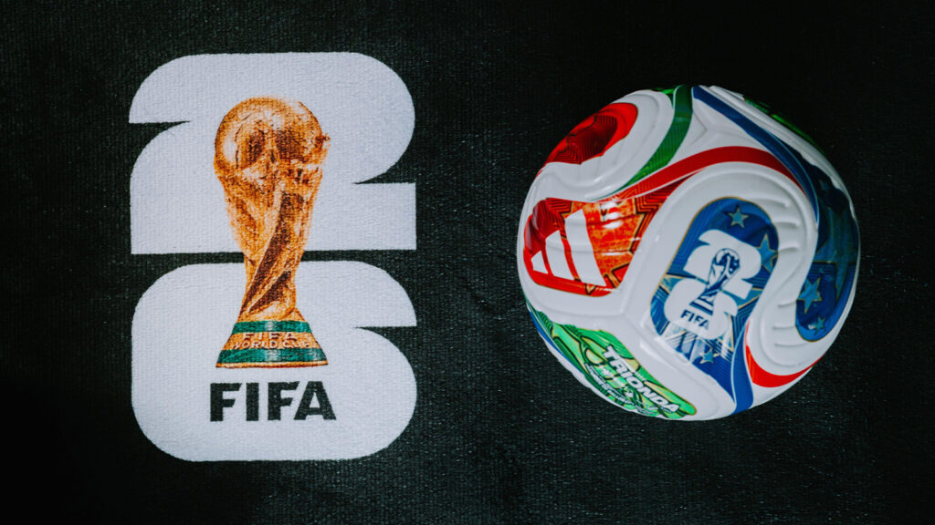 LOS ANGELES, USA, 11 NOVEMBER 2025: Adidas Trionda-boll med FIFA-logotypen och World Cup 2026-tema — bakgrund för fotbollen i USA, Mexiko och Kanada.