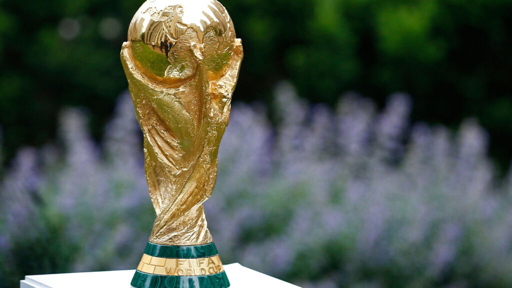 VM-trofén 2026 visas upp före presskonferensen på Rockefeller Plaza. Torsdagen den 16 juni 2022, i New York.