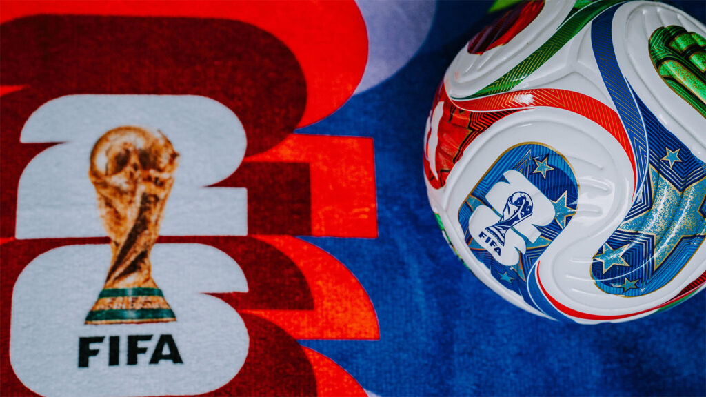 LOS ANGELES, USA, 11 NOVEMBER 2025: FIFA-tema bakgrund som visar Adidas Trionda-bollen och World Cup 2026-varumärket för USA, Mexiko och Kanada.