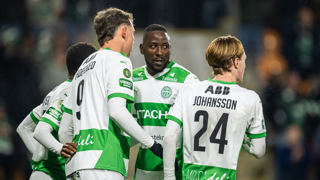 251108 Västerås Mikkel Ladefoged jublar merd Frederic Nsabiyumva och Julius Johansson efter 3-1 under fotbollsmatchen i Superettan mellan Västerås och Varberg den 8 november 2025 i Västerås.