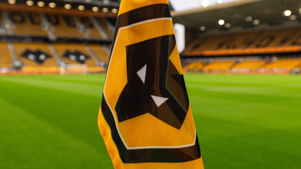 22 november 2025; Molineux Stadium, Wolverhampton, West Midlands, England; Premier League-fotboll, Wolverhampton Wanderers mot Crystal Palace; En vy av hörnflaggan på Molineux med planen och läktarna i bakgrunden.
