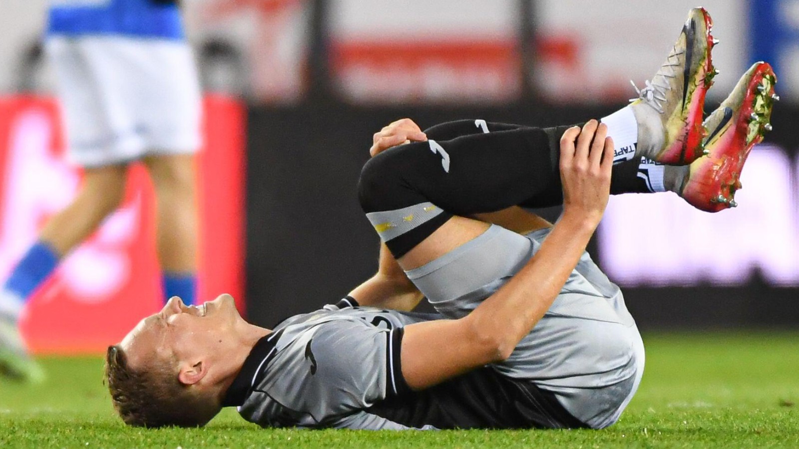 Bakslag för Augustinsson – utbytt skadad nästan direkt