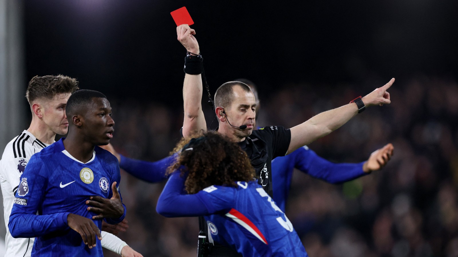 TV: Chelsea föll i derbyt – Cucurella såg rött