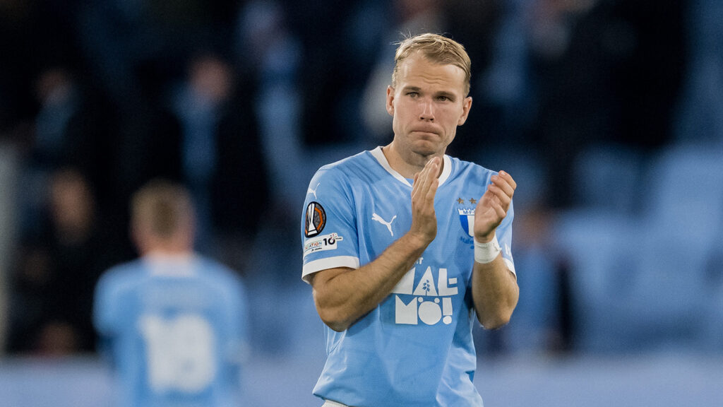 251023 Oscar Lewicki från Malmö FF ser nedstämd ut efter UEFA Europa League-matchen mellan Malmö FF och Dinamo Zagreb den 23 oktober 2025 i Malmö.