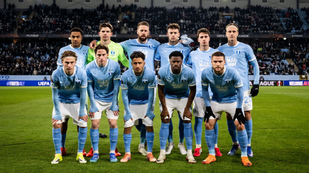 260122 Startelvan för Malmö FF poserar för ett foto inför UEFA Europa League-matchen mellan Malmö FF och Crvena Zvezda den 22 januari 2026 i Malmö. Övre raden från vänster: Theodor Lundbergh, målvakten Melker Ellborg, Pontus Jansson, Colin Rösler, Kenan Busuladzic, Erik Botheim. Nedre raden från vänster: Hugo Bolin, Johan Karlsson, Adrian Skogmar, Emmanuel Ekong och Gabriel Busanello.