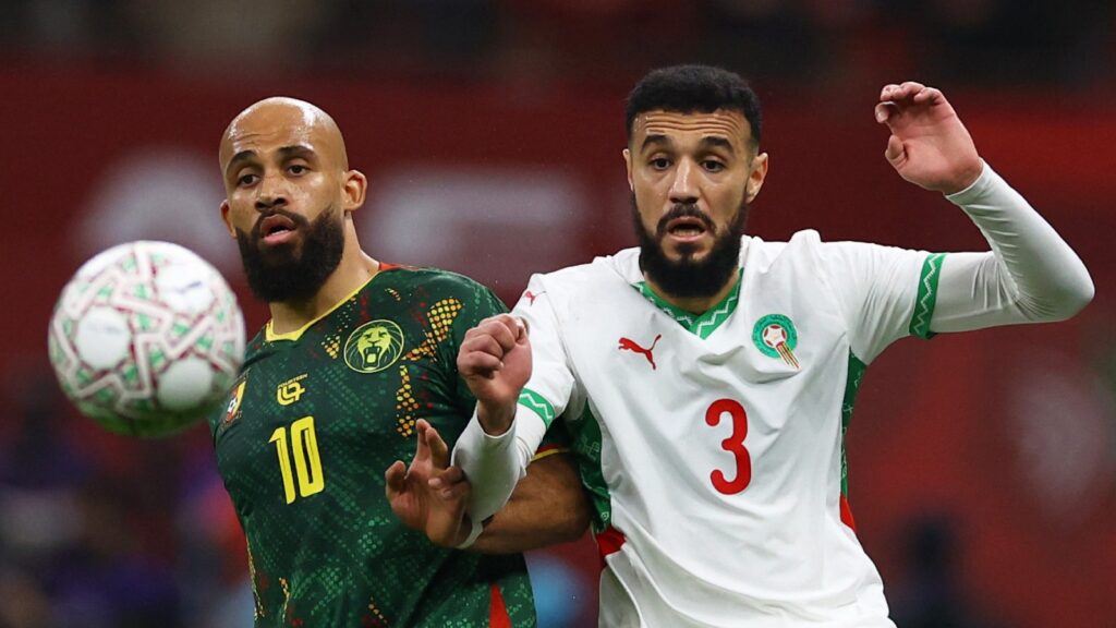 260109 Fotboll, Afrikanska mästerskapen Fotboll - Afrikanska mästerskapen - Marocko 2025 - Kvartsfinal - Marocko mot Kamerun - Prince Moulay Abdellah Stadium, Rabat, Marocko - 9 januari 2026 Kameruns Bryan Mbeumo i duell med Marockos Noussair Mazraoui.
