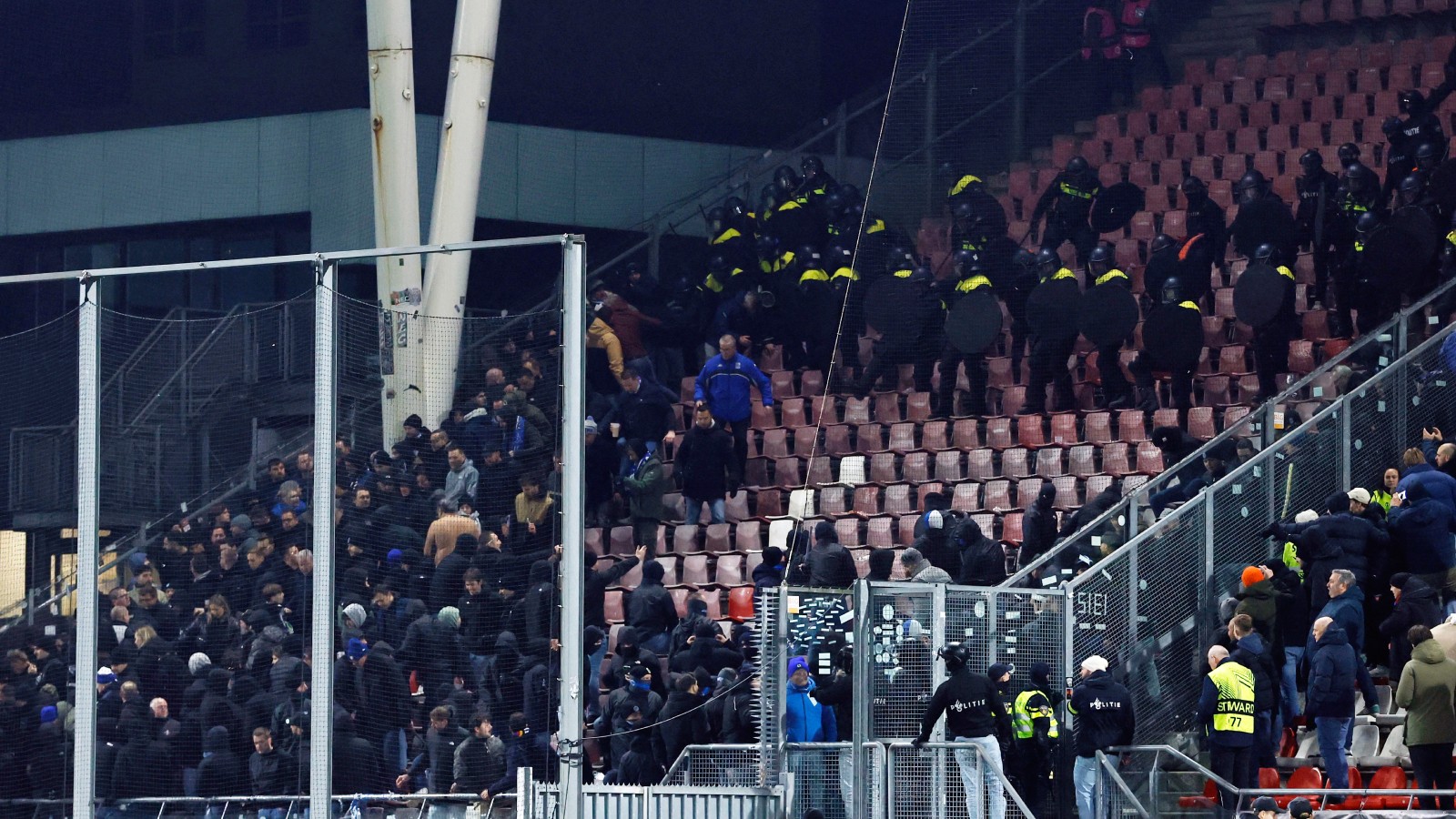 Kaosscener i Europa League – match uppskjuten i nästan en timme