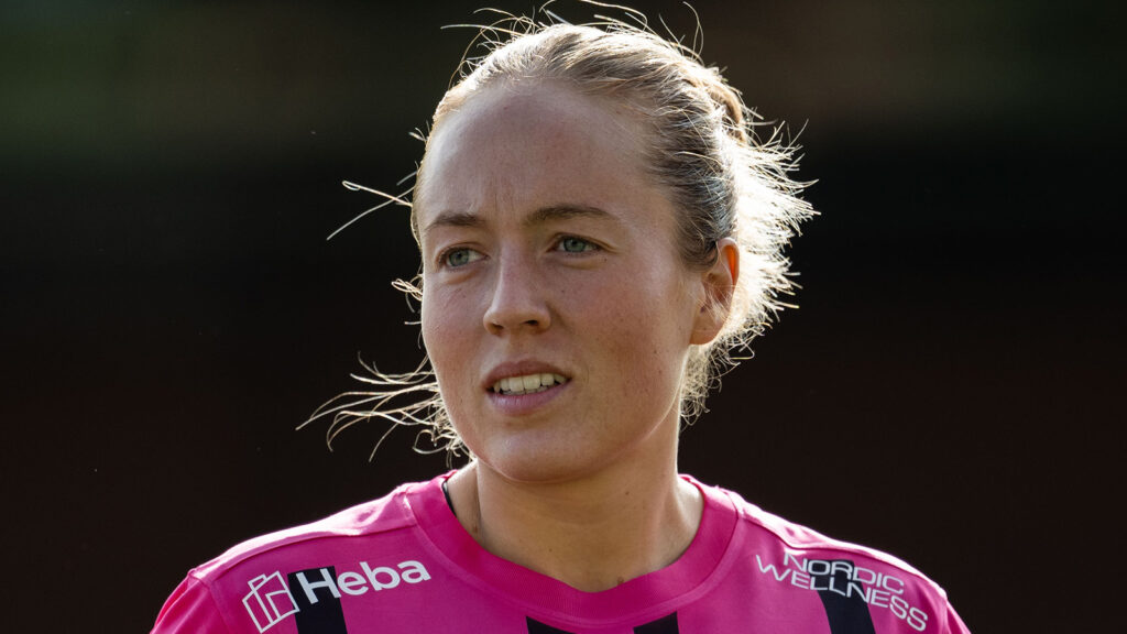 231001 Brommapojkarnas Alice Ahlberg inför fotbollsmatchen i Damallsvenskan mellan Brommapojkarna och Kristianstad den 1 oktober 2023 i Stockholm.