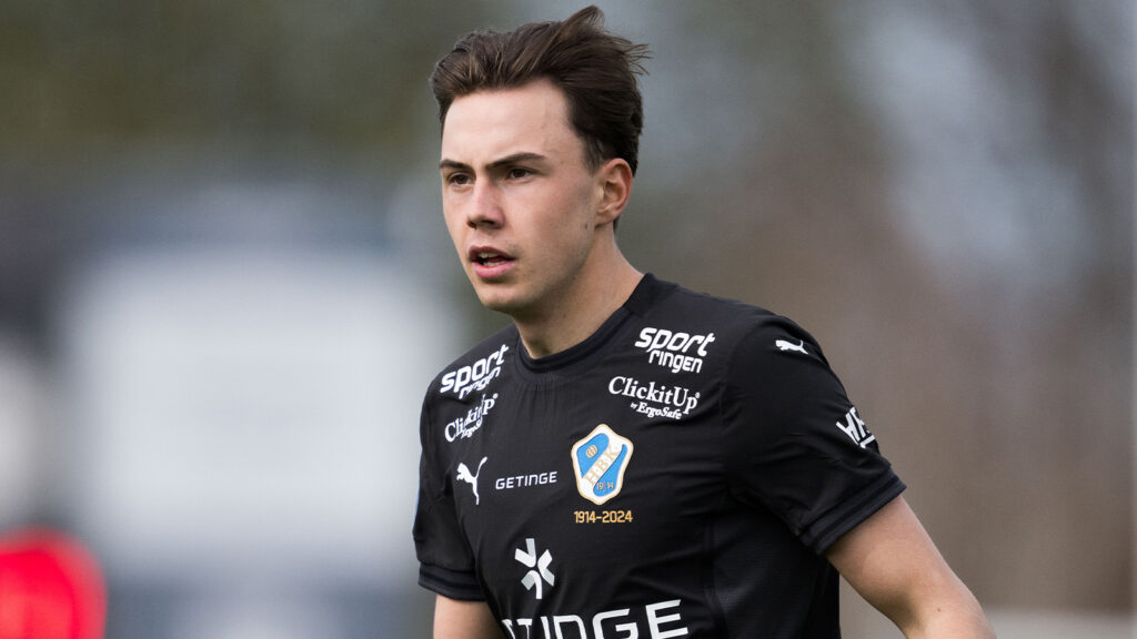 240428 Halmstads Alex Hall under fotbollsmatchen i Allsvenskan mellan Värnamo och Halmstad den 28 april 2024 i Varberg.