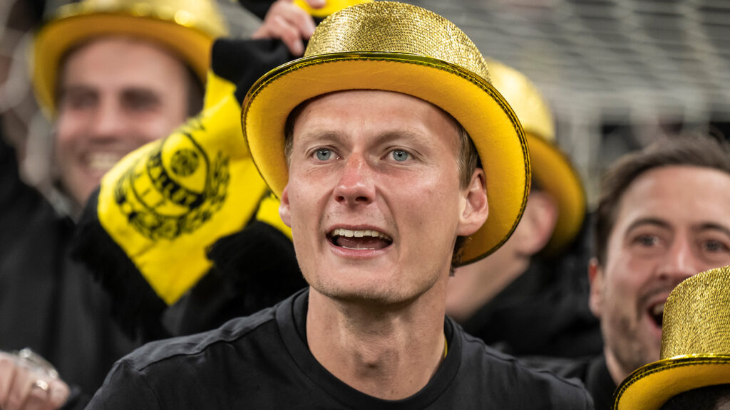 251020 Mjällbys Alexander Johansson jublar efter fotbollsmatchen i Allsvenskan mellan IFK Göteborg och Mjällby den 20 oktober 2025 i Göteborg.