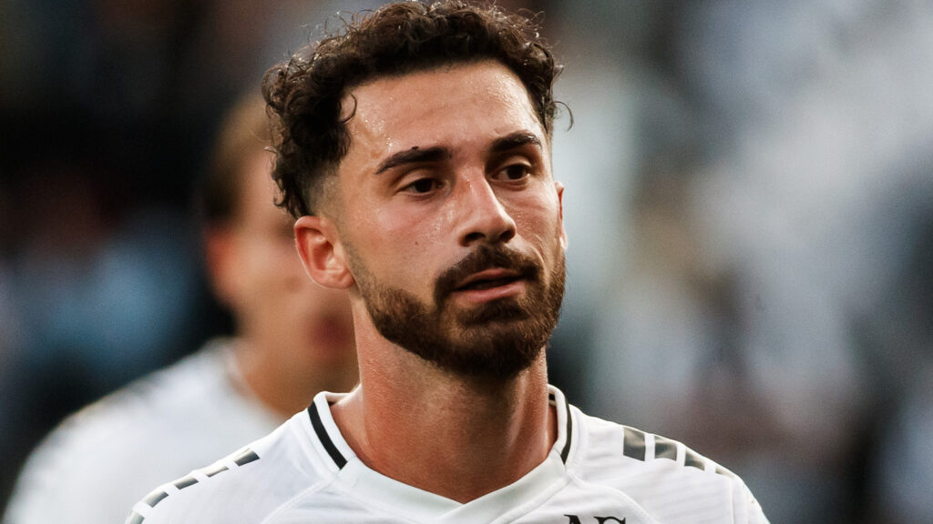 250825 Örebros Simon Amin deppar under fotbollsmatchen i Superettan mellan Örebro och Umeå FC den 25 augusti 2025 i Örebro.