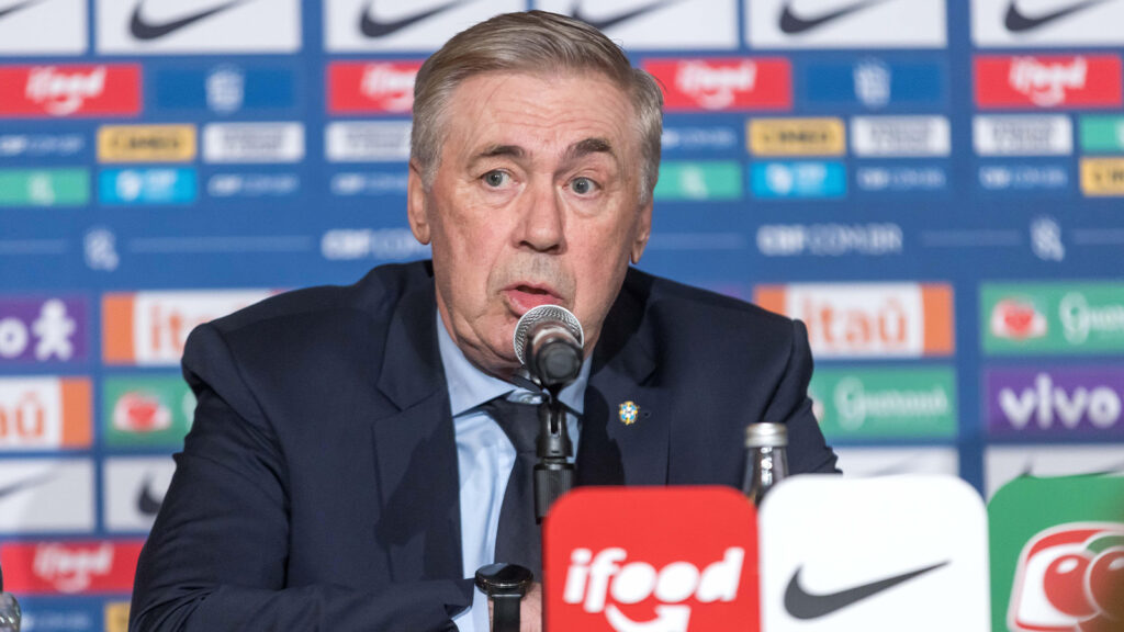 Washington, USA. 5 december 2025. Carlo Ancelotti, tränare för det brasilianska fotbollslandslaget, talar med journalister på Ritz Hotel i Washington, DC, huvudstaden i USA.
