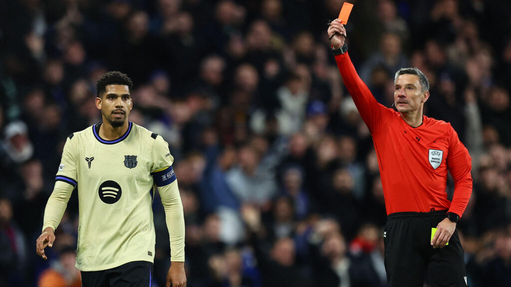 Ronald Araujo från Barcelona visas ett rött kort under fotbollsmatchen mellan Chelsea och Barcelona på Stamford Bridge Stadium, London, Storbritannien.