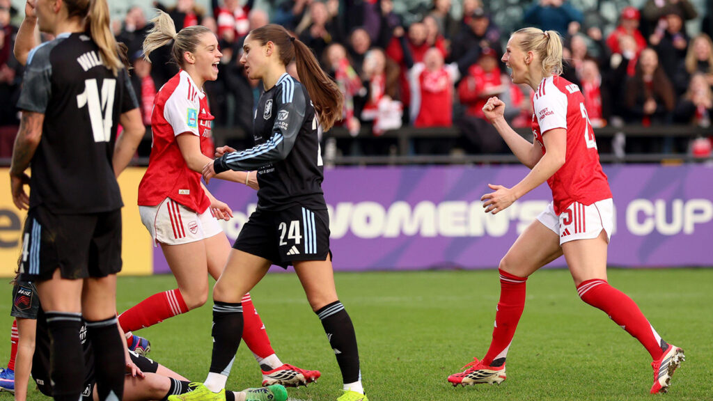 Arsenals Stina Blackstenius (till höger) firar efter att ha gjort sitt lags första mål under Women's FA Cup-matchen i fjärde omgången på Meadow Park, London. Bilddatum: söndag den 18 januari 2026.