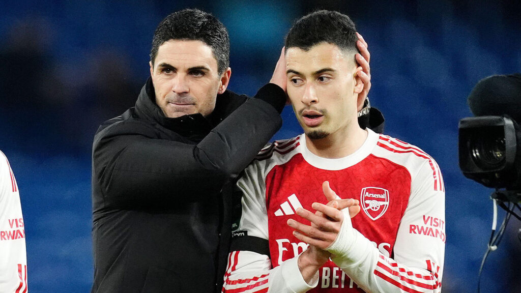 Arsenals manager Mikel Arteta (vänster) och Gabriel Martinelli efter den första semifinalmatchen i Carabao Cup på Stamford Bridge, London. Bilddatum: onsdag den 14 januari 2026.