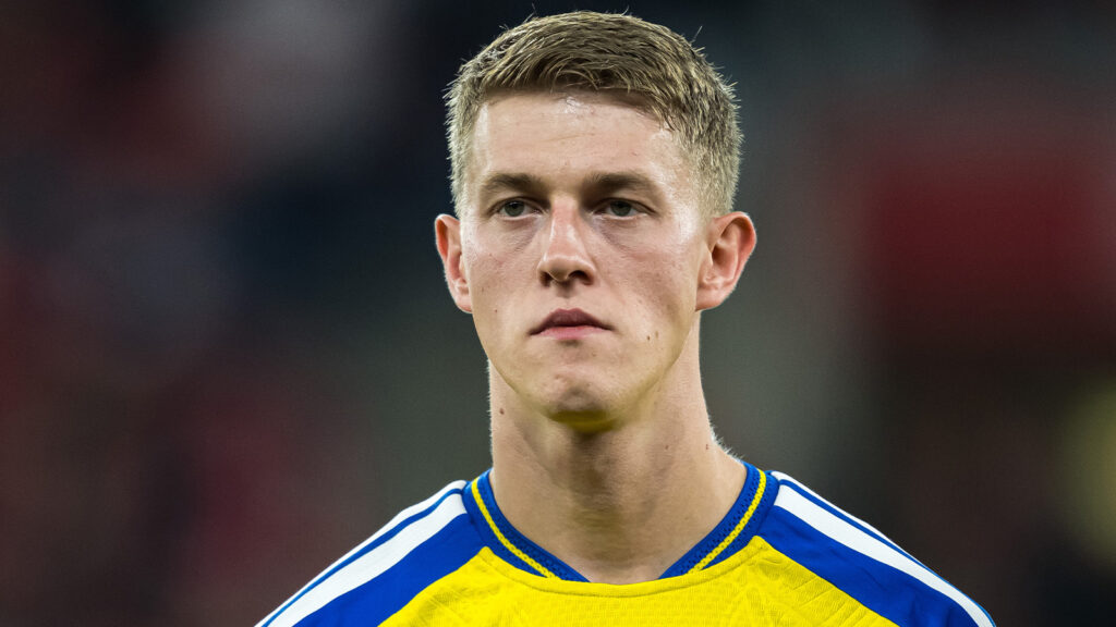 251115 Alexander Bernhardsson från Sverige inför kvalmatchen till FIFA-världsmästerskapet mellan Schweiz och Sverige den 15 november 2025 i Genève.