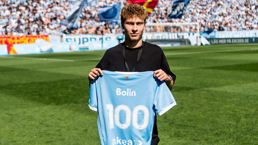 250809 Malmö FFs Hugo Bolin hyllas för 100 matcher inför fotbollsmatchen i Allsvenskan mellan Malmö FF och Mjällby den 9 augusti 2025 i Malmö.
